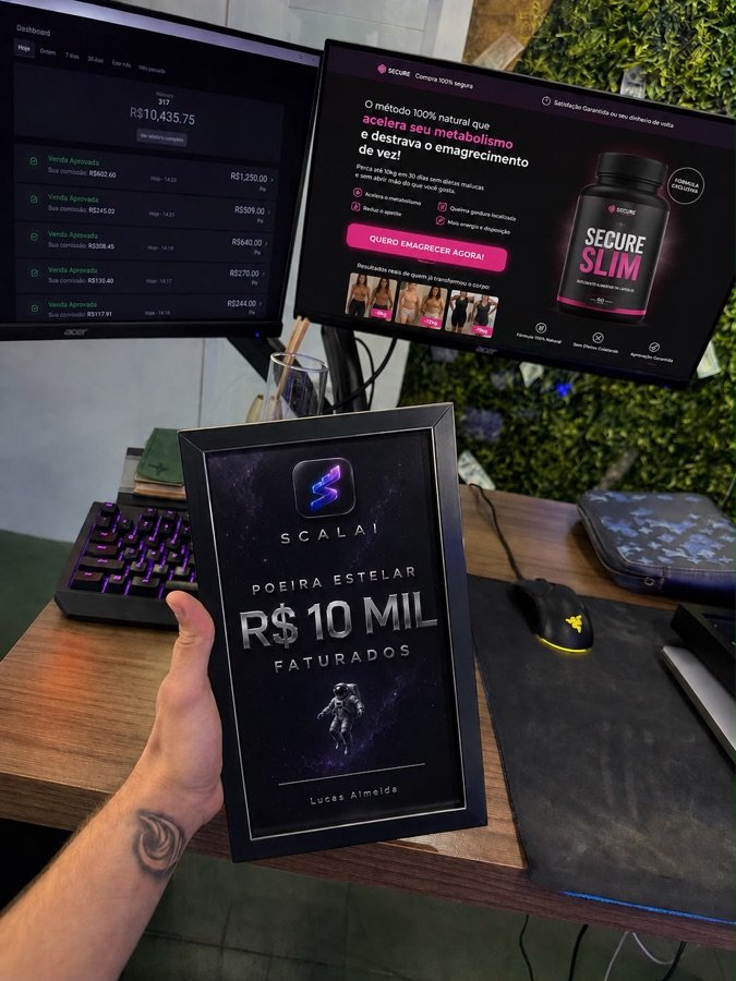 Aluno segurando a placa Poeira Estelar de R$ 10 mil faturados em frente ao dashboard de vendas